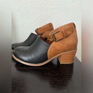 JG Womens Faux Leather Wood Stacked Heel Ankle Strap Clogs